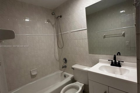 Villa ou maison à louer à Hialeah, Floride: 3 chambres, 222.97 m2 № 2008277 - photo 4