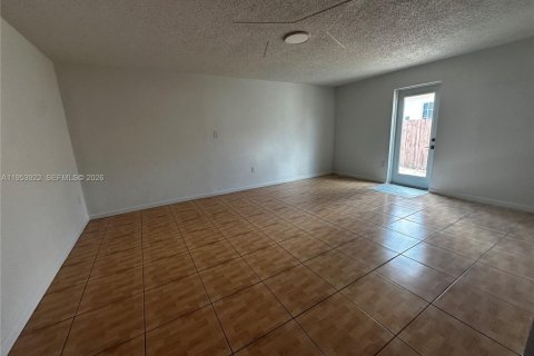 Villa ou maison à louer à Hialeah, Floride: 3 chambres, 222.97 m2 № 2008277 - photo 3