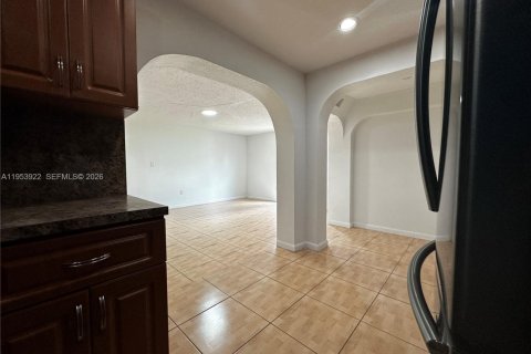 Villa ou maison à louer à Hialeah, Floride: 3 chambres, 222.97 m2 № 2008277 - photo 7