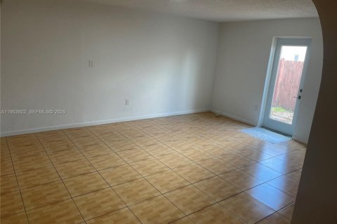Villa ou maison à louer à Hialeah, Floride: 3 chambres, 222.97 m2 № 2008277 - photo 20