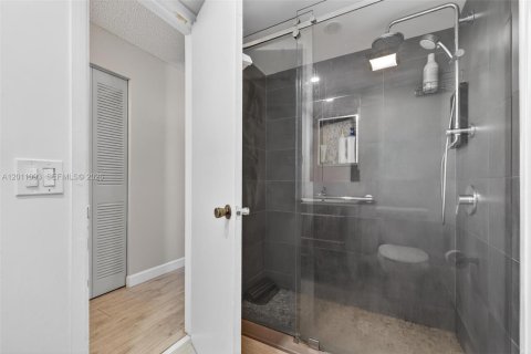 Condo in Miami, Florida, 3 bedrooms  № 2076686 - photo 22