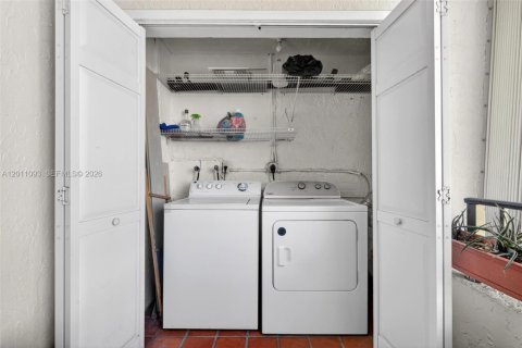 Condo in Miami, Florida, 3 bedrooms  № 2076686 - photo 25