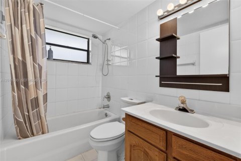Condo in Miami, Florida, 3 bedrooms  № 2076686 - photo 28