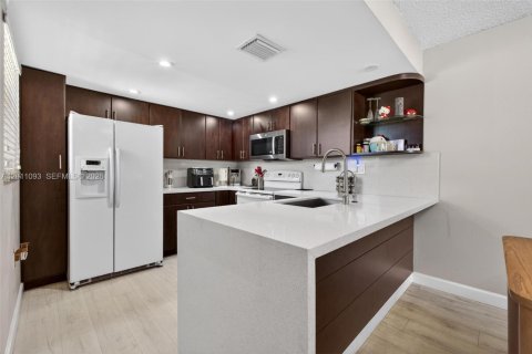 Condo in Miami, Florida, 3 bedrooms  № 2076686 - photo 9