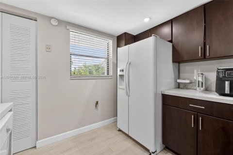 Condo in Miami, Florida, 3 bedrooms  № 2076686 - photo 12