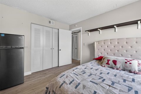 Condo in Miami, Florida, 3 bedrooms  № 2076686 - photo 27