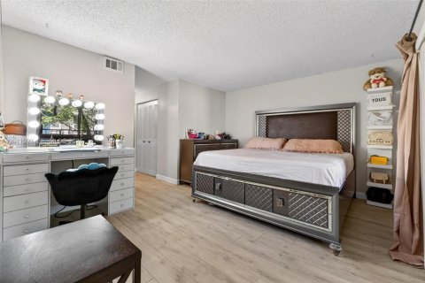 Condo in Miami, Florida, 3 bedrooms  № 2076686 - photo 17