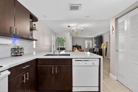 Condo in Miami, Florida, 3 bedrooms  № 2076686 - photo 13