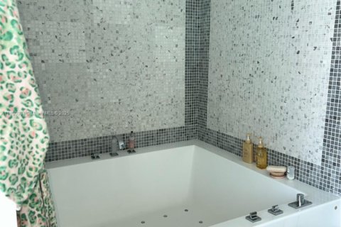 Condo in Miami, Florida, 2 bedrooms  № 1888722 - photo 22