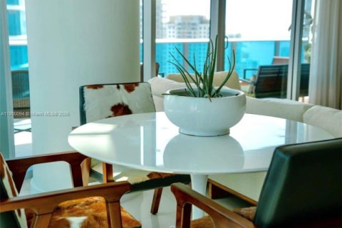 Condo in Miami, Florida, 2 bedrooms  № 1888722 - photo 12