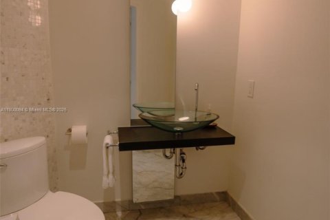 Condo in Miami, Florida, 2 bedrooms  № 1888722 - photo 14