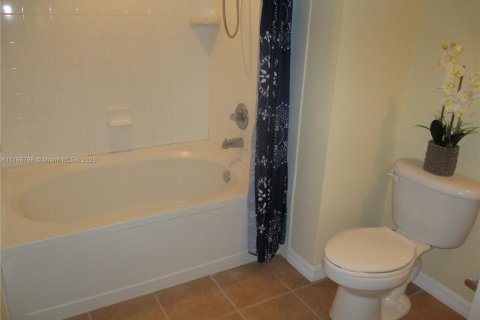 Снять в аренду кондоминиум в Серфсайд, Флорида 2 спальни, 93.09м2, № 2037223 - фото 8