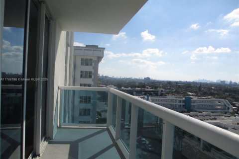 Снять в аренду кондоминиум в Серфсайд, Флорида 2 спальни, 93.09м2, № 2037223 - фото 3