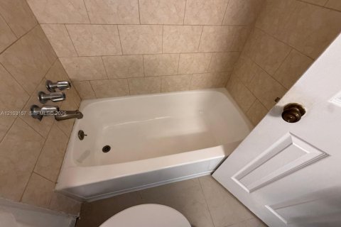 Copropriété à louer à Sunny Isles Beach, Floride: 1 chambre, 52.4 m2 № 2407826 - photo 5