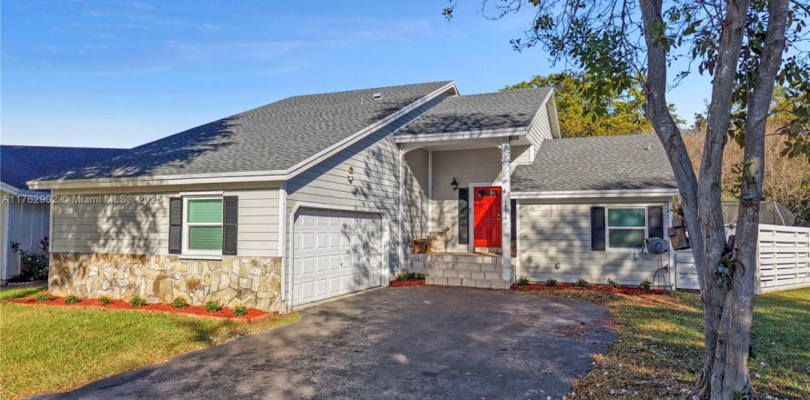 House in Miami, Florida 4 bedrooms, 167.13 sq.m. № 2013179