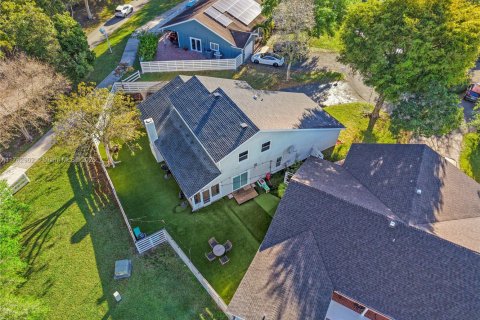 House in Miami, Florida 4 bedrooms, 167.13 sq.m. № 2013179 - photo 26