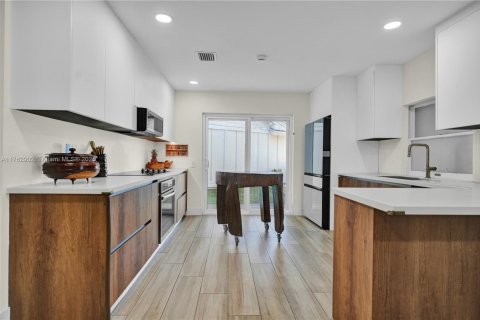 House in Miami, Florida 4 bedrooms, 167.13 sq.m. № 2013179 - photo 4