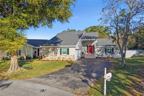 House in Miami, Florida 4 bedrooms, 167.13 sq.m. № 2013179 - photo 23