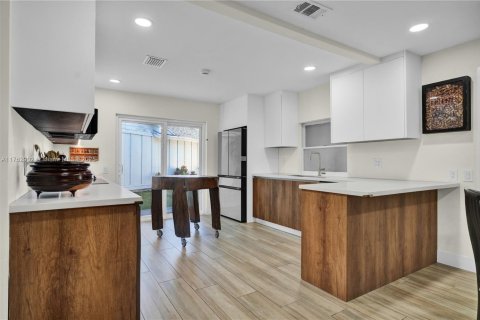 House in Miami, Florida 4 bedrooms, 167.13 sq.m. № 2013179 - photo 3