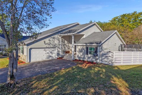 House in Miami, Florida 4 bedrooms, 167.13 sq.m. № 2013179 - photo 28