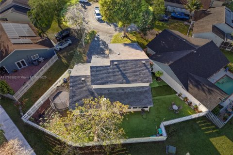 House in Miami, Florida 4 bedrooms, 167.13 sq.m. № 2013179 - photo 25