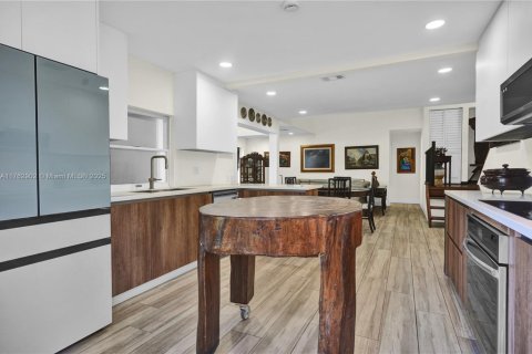 House in Miami, Florida 4 bedrooms, 167.13 sq.m. № 2013179 - photo 5