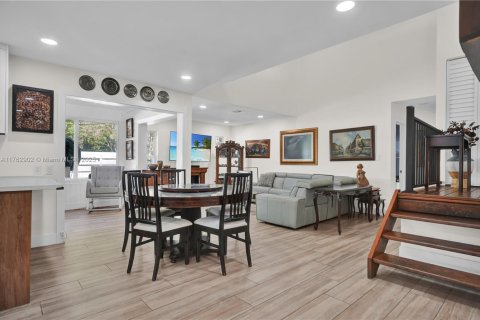 House in Miami, Florida 4 bedrooms, 167.13 sq.m. № 2013179 - photo 22