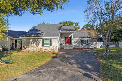 House in Miami, Florida 4 bedrooms, 167.13 sq.m. № 2013179 - photo 24