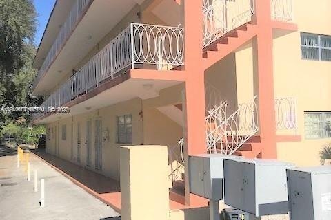 Condo in Miami, Florida, 2 bedrooms  № 2002896 - photo 2