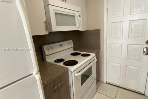 Condo in Miami, Florida, 2 bedrooms  № 2002896 - photo 11