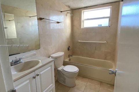 Condo in Miami, Florida, 2 bedrooms  № 2002896 - photo 9