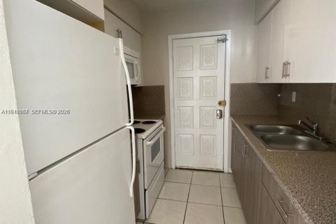 Condo in Miami, Florida, 2 bedrooms  № 2002896 - photo 10