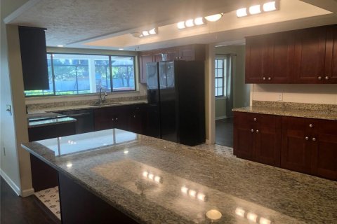 Casa en venta en Brandon, Florida, 4 dormitorios, 255.67 m2 № 1899369 - foto 6
