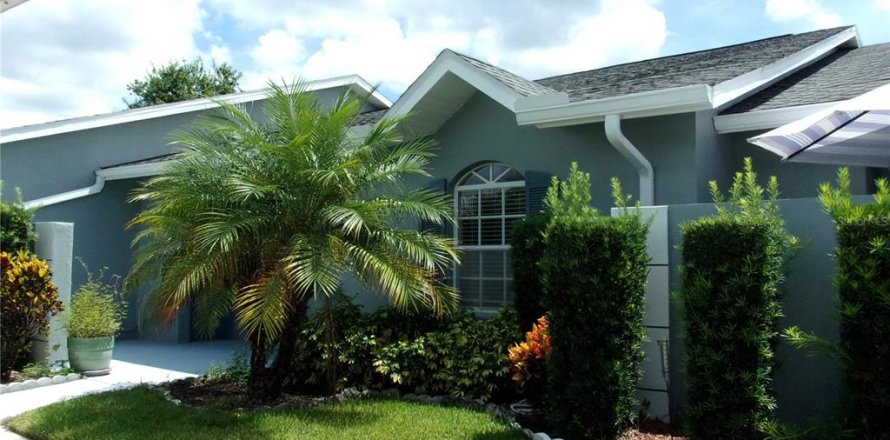 House in Zephyrhills, Florida 2 bedrooms, 106.65 sq.m. № 1894383