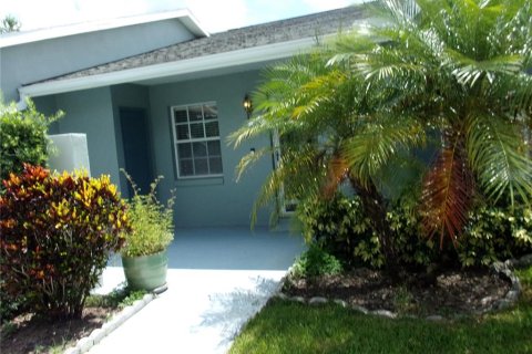 House in Zephyrhills, Florida 2 bedrooms, 106.65 sq.m. № 1894383 - photo 2