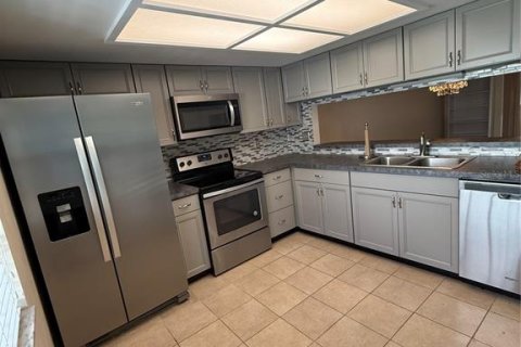 House in Zephyrhills, Florida 2 bedrooms, 106.65 sq.m. № 1894383 - photo 14