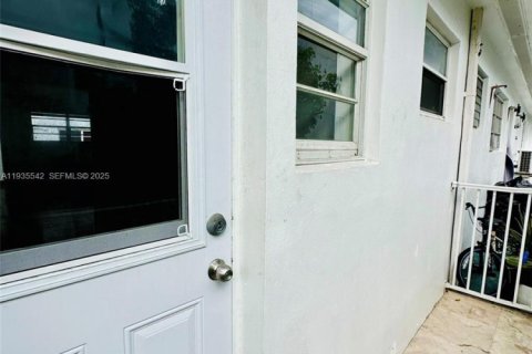 Condominio en alquiler en Miami Beach, Florida, 41.43 m2 № 1993615 - foto 2