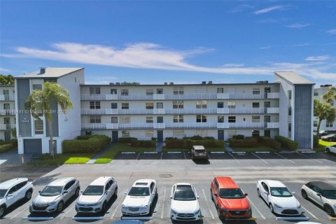 Condo in Margate, Florida, 2 bedrooms  № 1844149 - photo 1