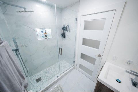 House in Miami, Florida 3 bedrooms, 129.41 sq.m. № 2010670 - photo 14