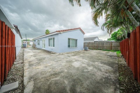 House in Miami, Florida 3 bedrooms, 129.41 sq.m. № 2010670 - photo 21