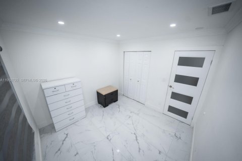 House in Miami, Florida 3 bedrooms, 129.41 sq.m. № 2010670 - photo 18