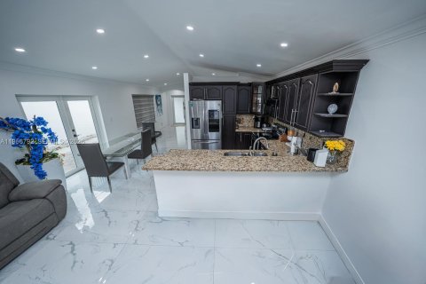 House in Miami, Florida 3 bedrooms, 129.41 sq.m. № 2010670 - photo 7