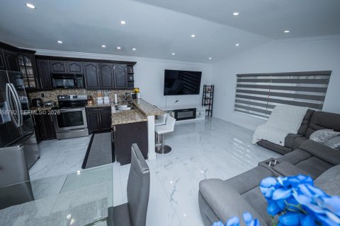 House in Miami, Florida 3 bedrooms, 129.41 sq.m. № 2010670 - photo 3