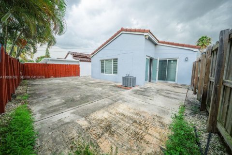 House in Miami, Florida 3 bedrooms, 129.41 sq.m. № 2010670 - photo 24