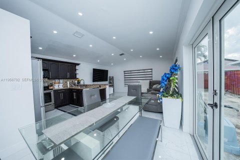 House in Miami, Florida 3 bedrooms, 129.41 sq.m. № 2010670 - photo 2