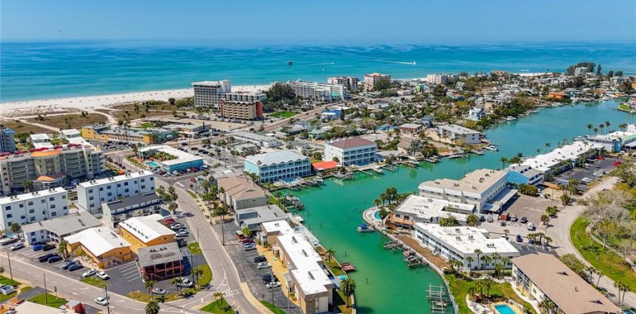 Condominio en Treasure Island, Florida, 1 dormitorio № 2198002