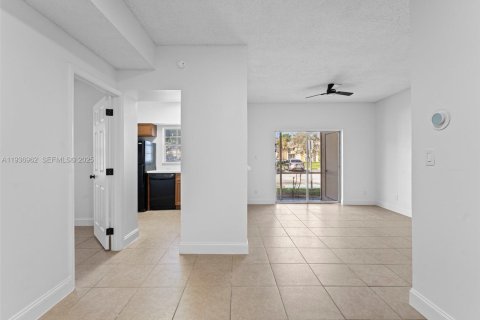 Condo in Deerfield Beach, Florida, 2 bedrooms  № 1994821 - photo 9