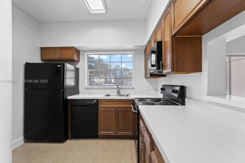 Condo in Deerfield Beach, Florida, 2 bedrooms  № 1994821 - photo 11