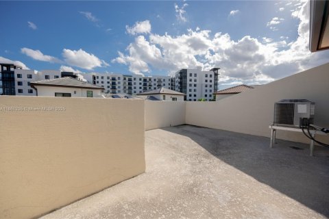 Townhouse in URBANA in Doral, Florida 3 bedrooms, 173.36 sq.m. № 1889354 - photo 7