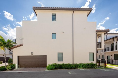 Townhouse in URBANA in Doral, Florida 3 bedrooms, 173.36 sq.m. № 1889354 - photo 4